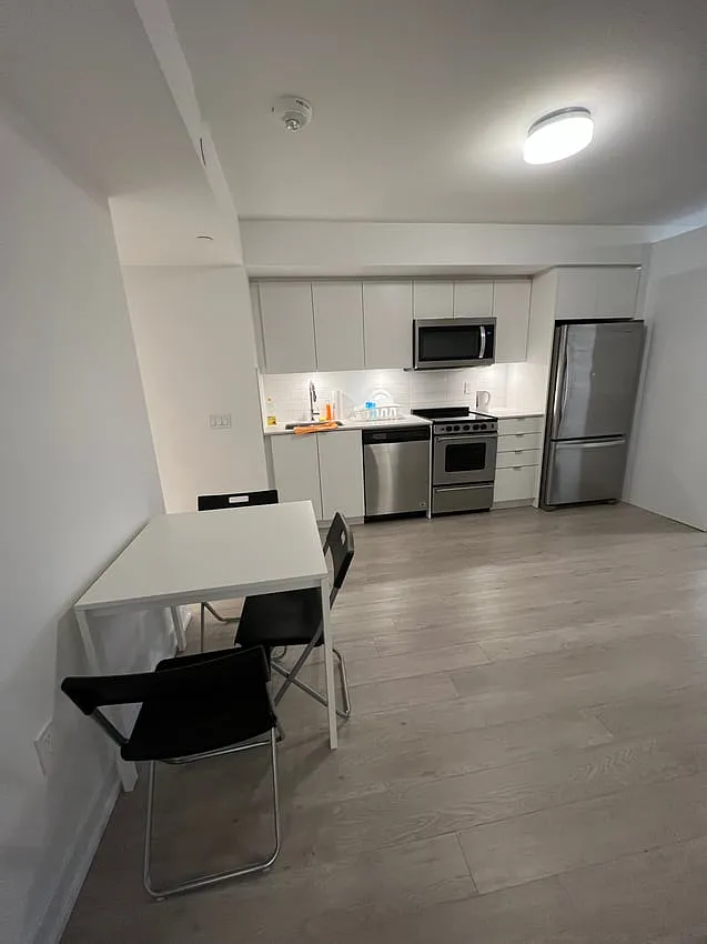 Deluxe Room - Lillian Street & Eglinton Avenue East — Photo 4