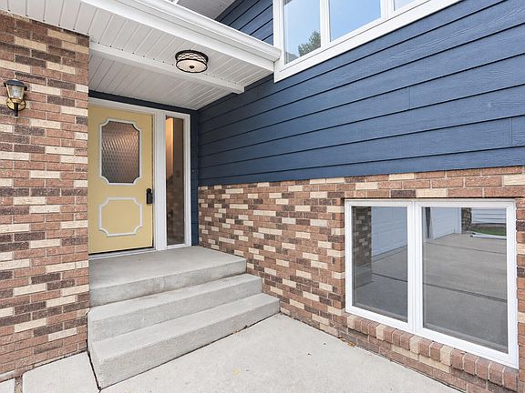 3rd image of 815 18th Ave NE