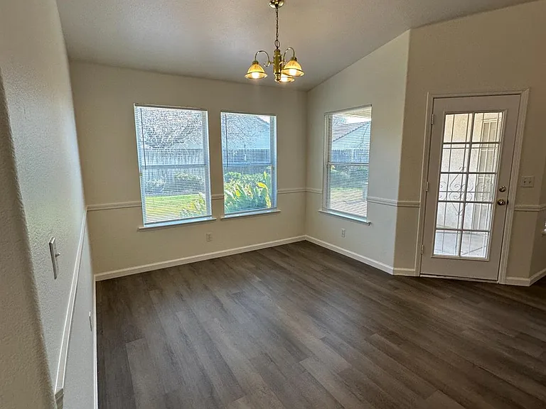 6678 N Western Ave — Photo 11
