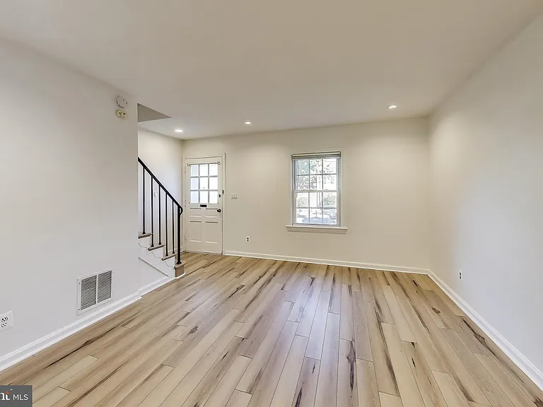 1716 E West Hwy #1716 — Photo 6