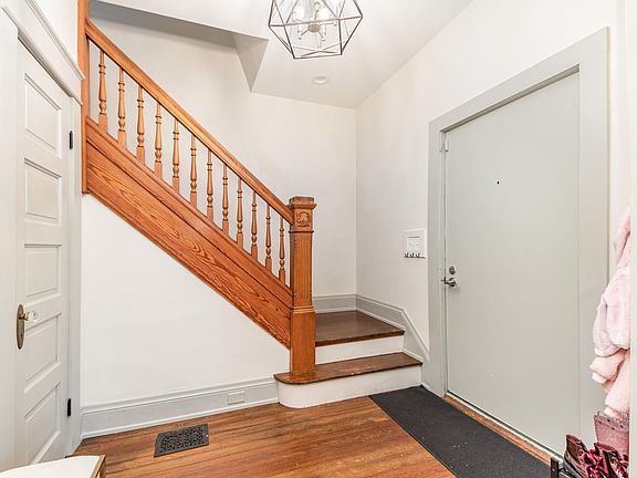 5th image of 820 E 7th St