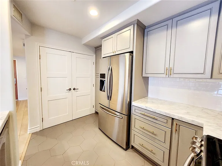 1920 Malcolm Ave #401 — Photo 11