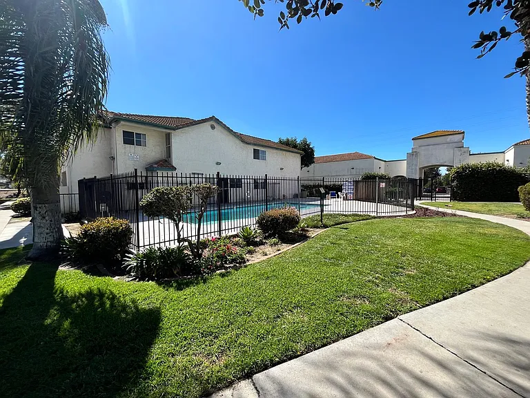 Highland View Apartments — Photo 18