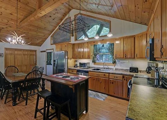 4th image of 127 Lazy Creek Ln