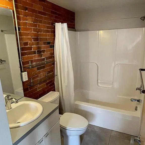 146 S Market St #220 — Photo 6