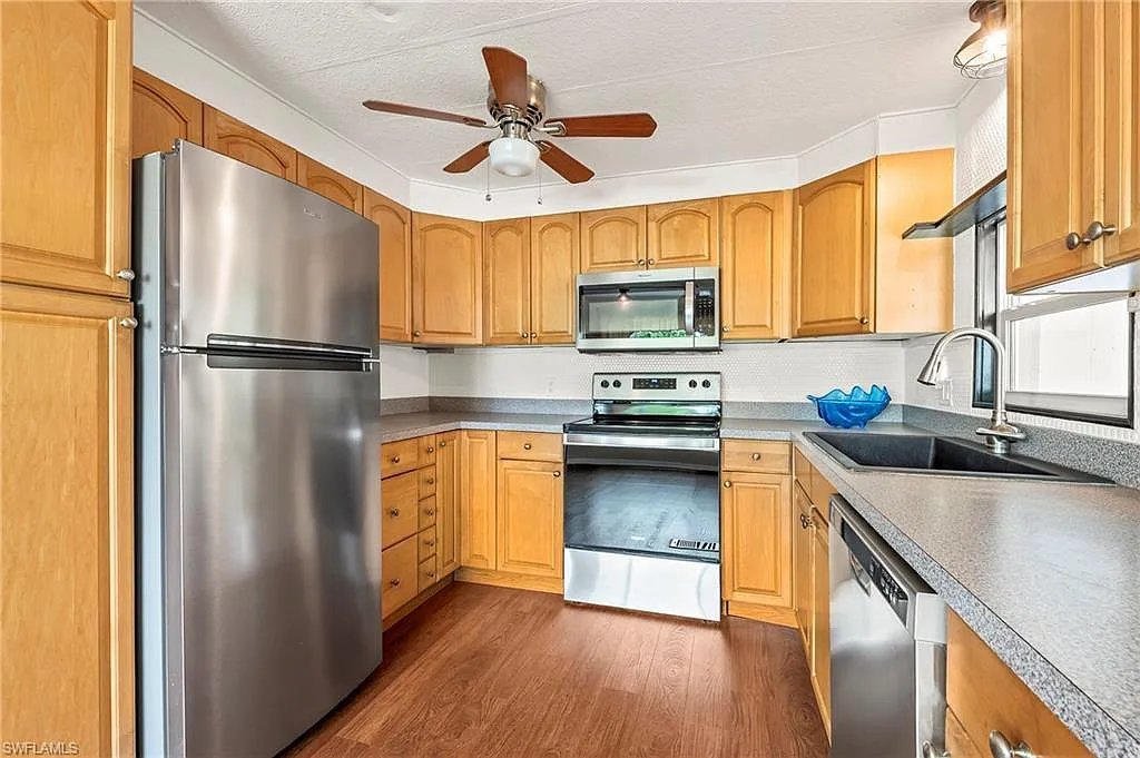 2 bed, 2.0 bath, 960 sqft, $1,700 — Photo 2