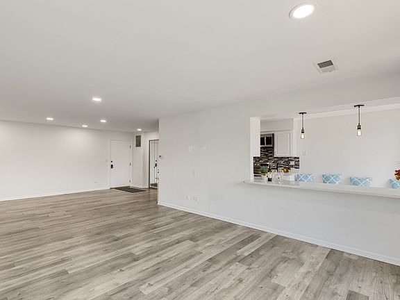 4th image of 5501 Lincoln Ave Unit 404