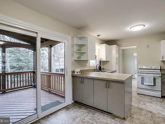 Efficiency kitchen with space for everything.