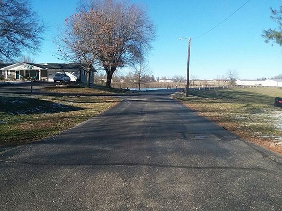 5th image of 293 Lynn Dr