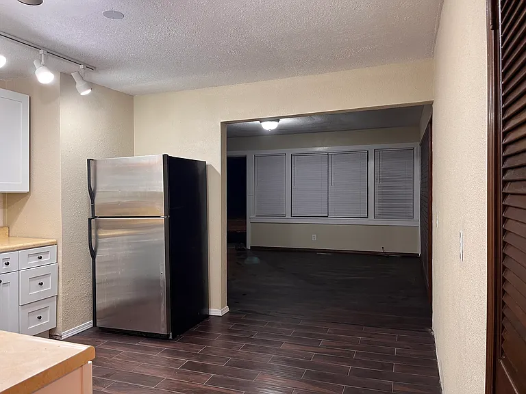 2067 N Columbia Ave — Photo 4