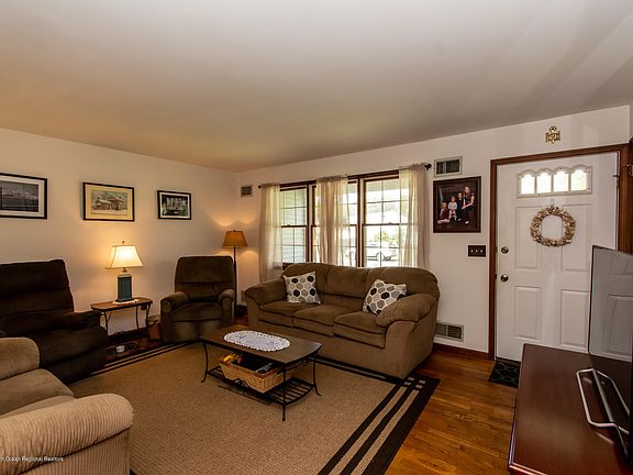 5th image of 121 Oakwood Pl