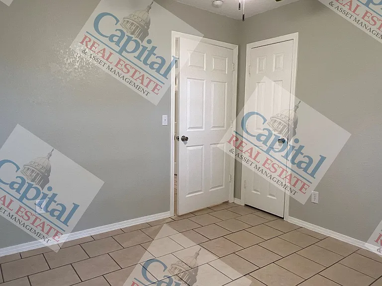 219 W Locust St — Photo 17