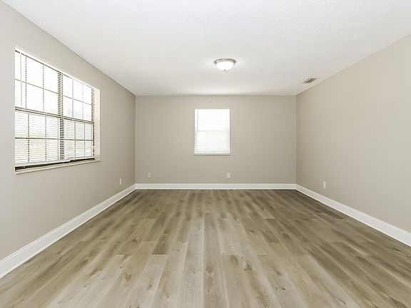 4th image of 1142 Monroe Blvd