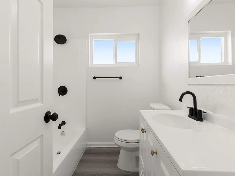 (Ar/Jo/Em:C) 1040 W. 91st Street — Photo 10