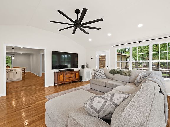 5th image of 1301 Rivermont Dr