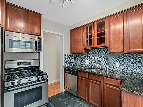 3rd image of 1021 S Wilson Ave