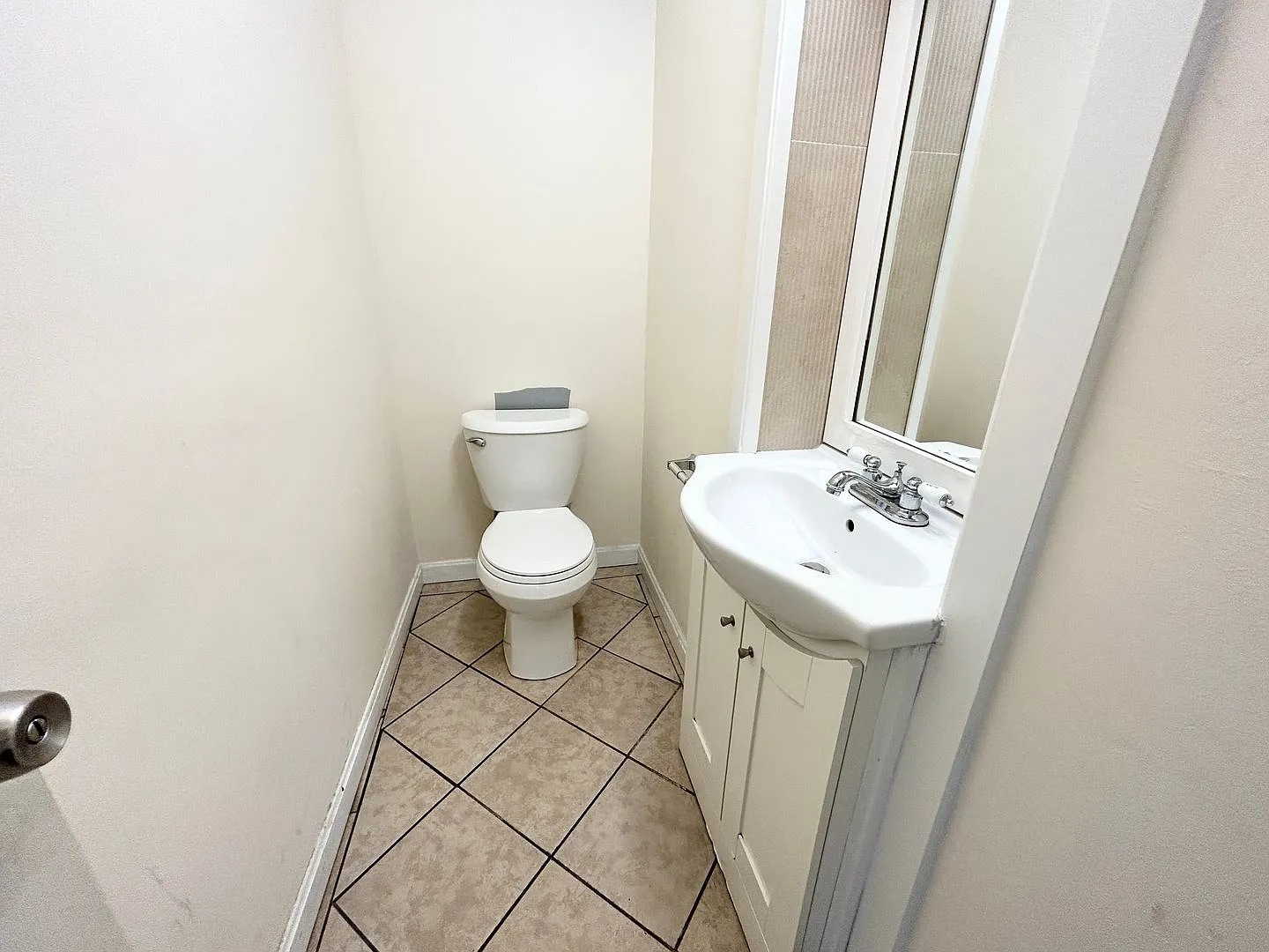 Convenient Location, Eat-in Kitchen, Big Bedrooms, Laundry on a Site, Parking for Rent — Photo 4