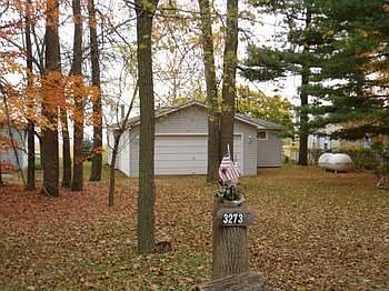 This is a view of the property from Lakeshore Road (M25). There is plenty of room for the water toys