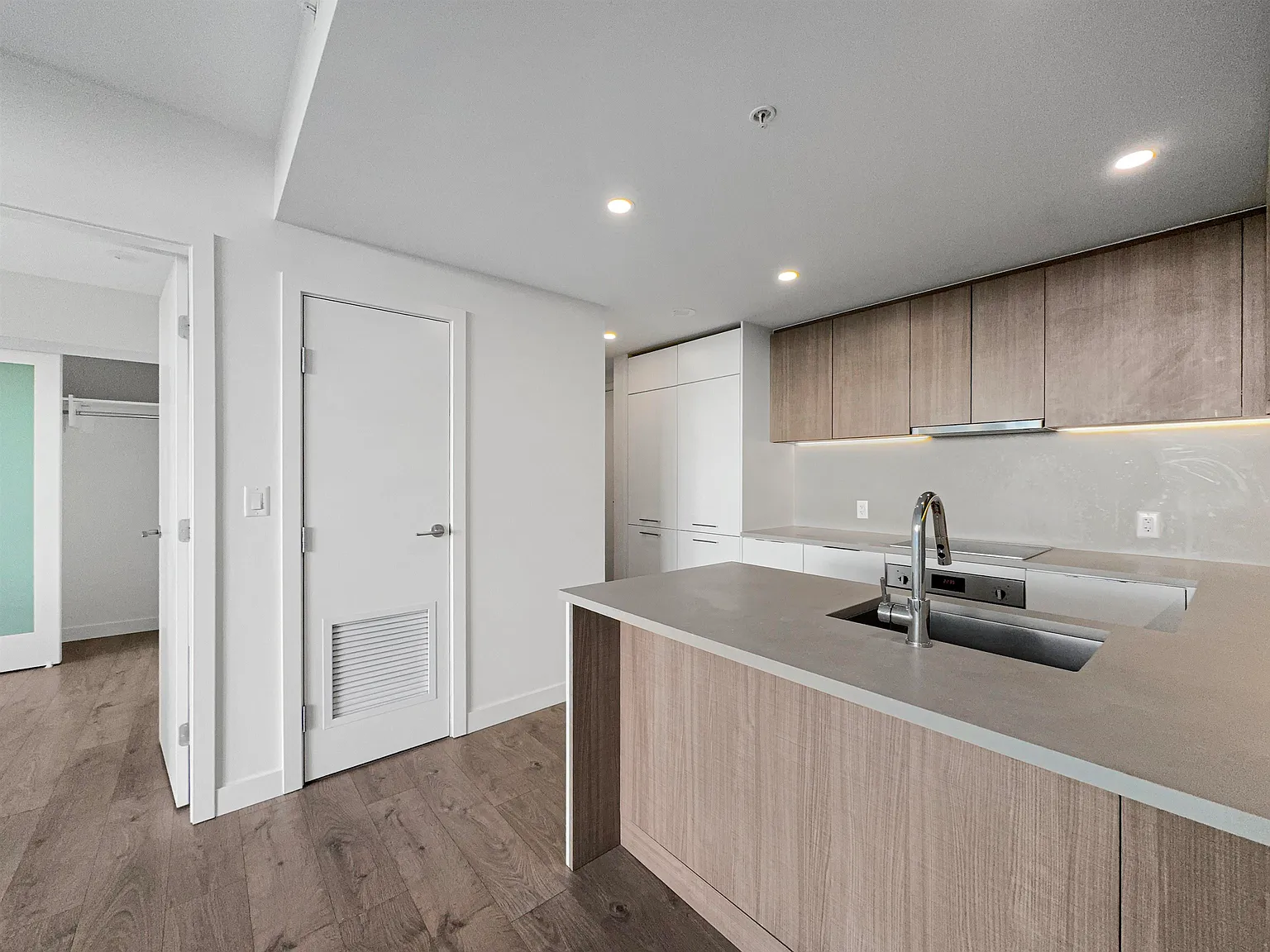 2 bed, 704 sqft, $2,000 — Photo 2