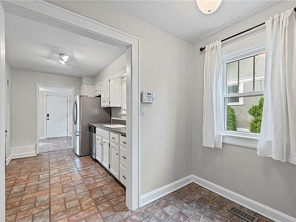 4th image of 635 E 61st St