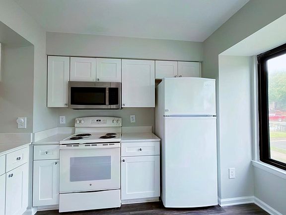 3rd image of 30 Sugarland Square Ct
