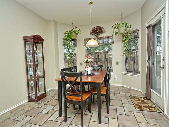 4th image of 808 W Black Locust Dr