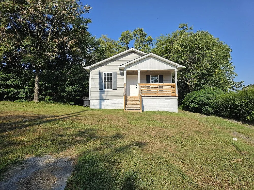3 bed, 2.0 bath, 1048 sqft, $1,800 — Photo 1