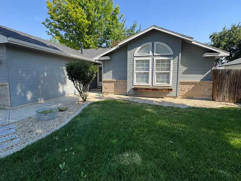 414 E Addeson St — Photo 3