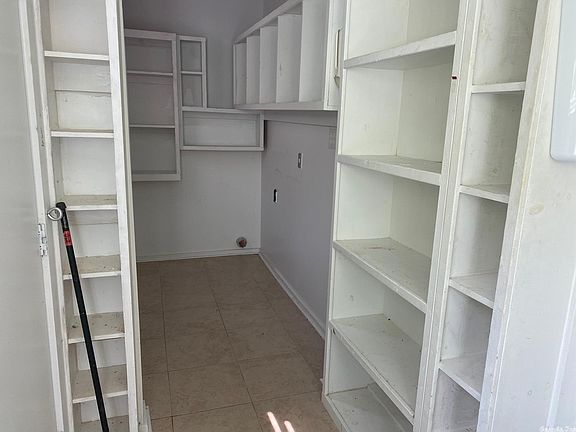 5th image of 305 N Bailey Blvd