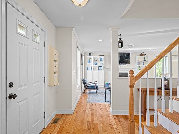5th image of 10 Caitlin Cir