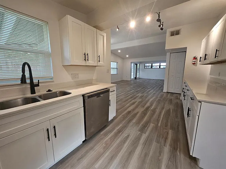 2816 S French Ave — Photo 8