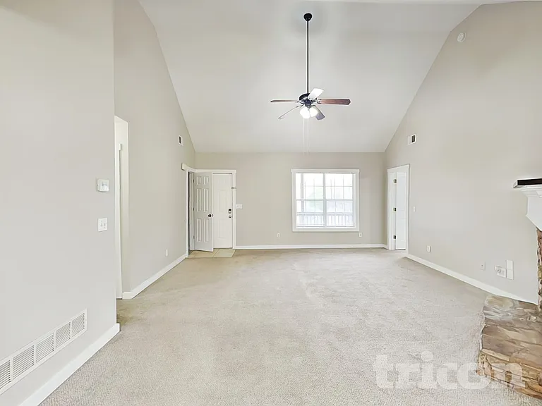 1048 Whispering Woods Dr — Photo 2