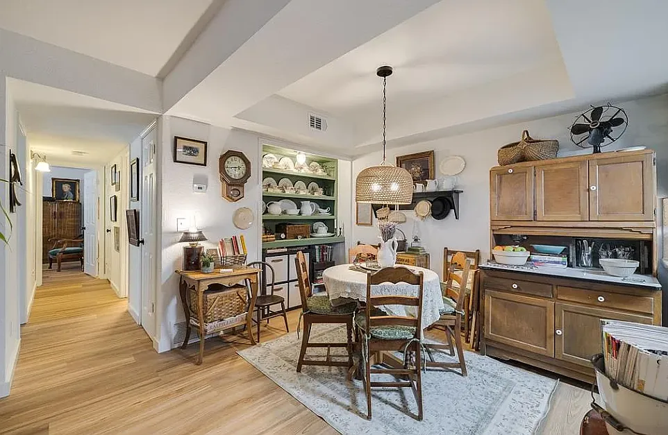 9 bed, 9960 sqft, $1,000 — Photo 2