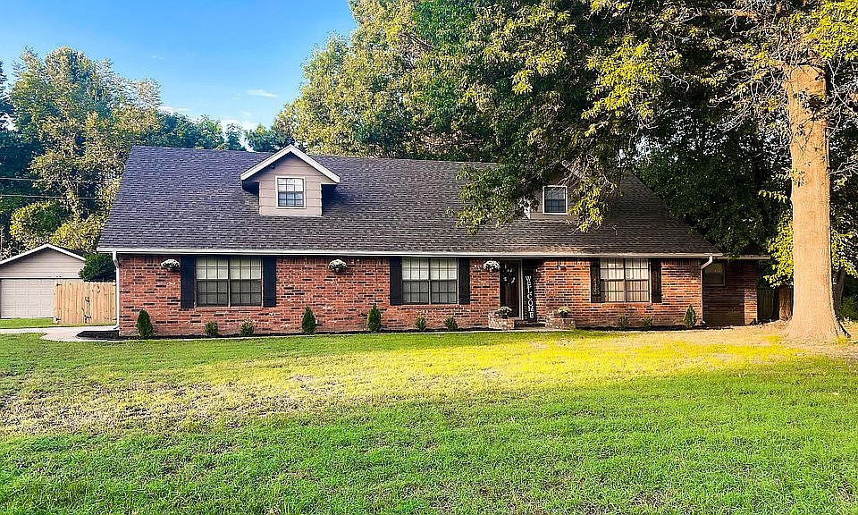 1st image of 301 Valley Dr