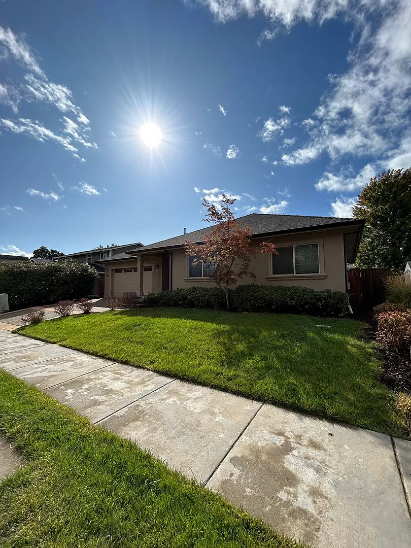 3 Bedroom 2 Bath Home in Central Point! — Photo 2
