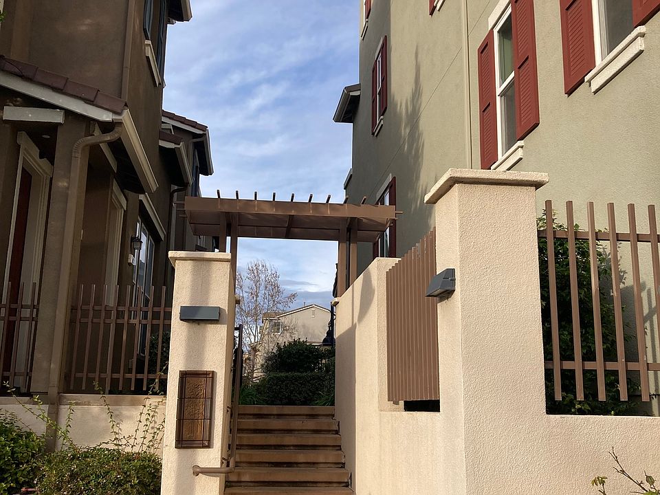 1st image of 85 Bettencourt Way