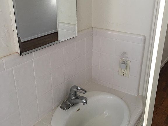Bathroom, tub/shower combination