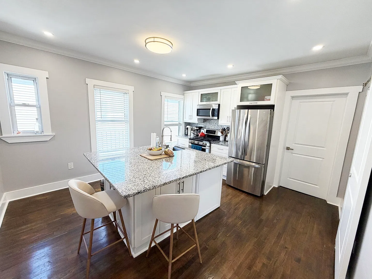 2 bed, 1000 sqft, $3,300 — Photo 3