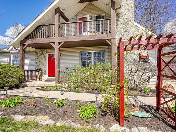 3rd image of 1352 Oak Knoll Ct
