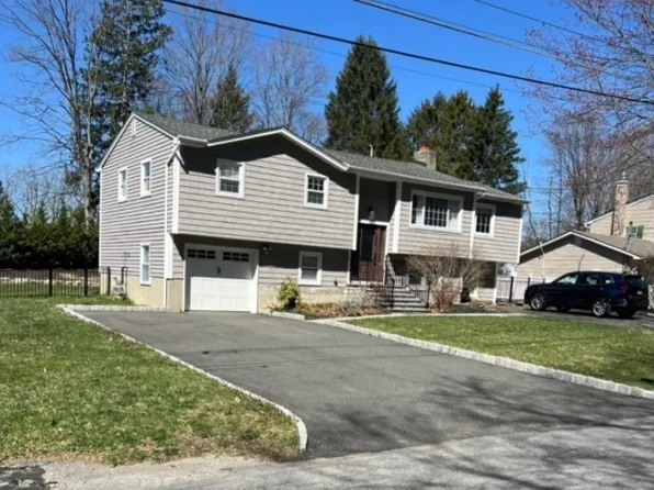 16 Roosevelt Dr, Ogdensburg, NJ 07439