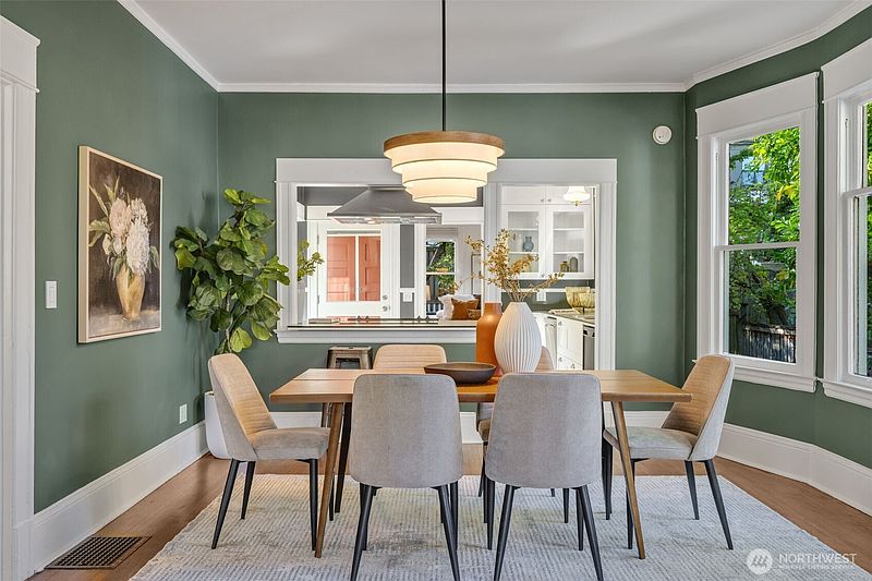 3rd image of 809 23rd Avenue E