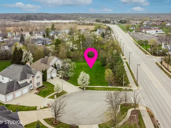 2 Osprey Ct, Streamwood, IL 60107