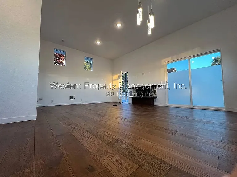 721B Clubhouse Dr — Photo 3