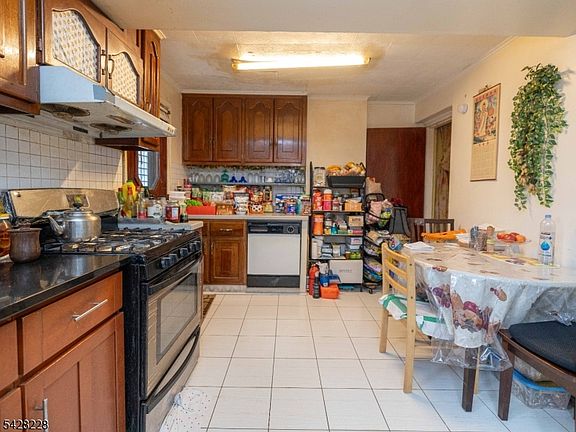 4th image of 624A Summer St