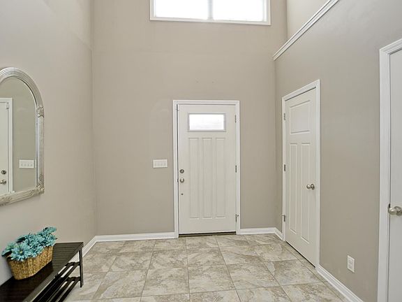 3rd image of 832 Groveview Ct