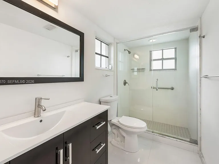 411 SW 37th Ave #3-B — Photo 3