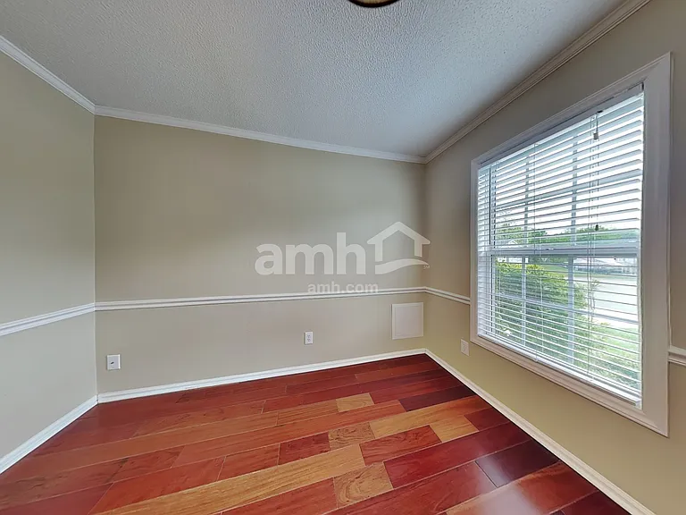 400 Wyndham Ave — Photo 4