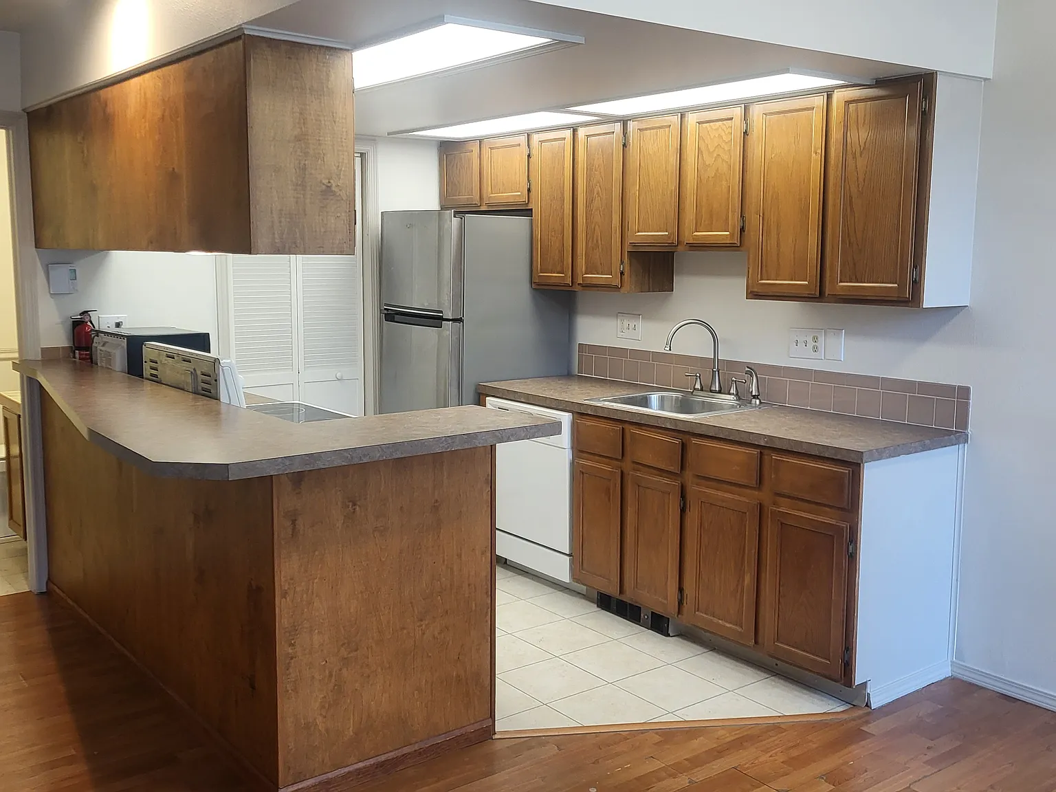 1 bed, 1.5 bath, 906 sqft, $1,650 — Photo 3