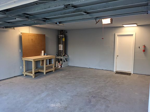 4th image of 528 Wisteria St
