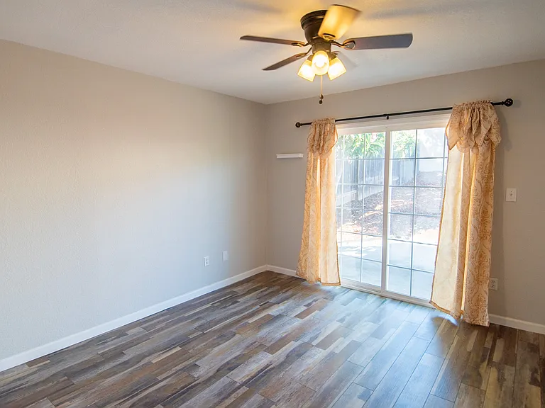 813 Comstock Dr — Photo 14